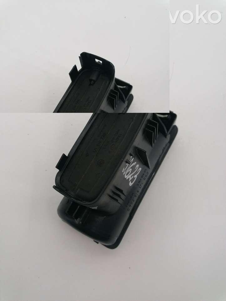 Volkswagen Golf IV (1998 - 2005)  1J1819704C Боковая воздушный дефлектор
