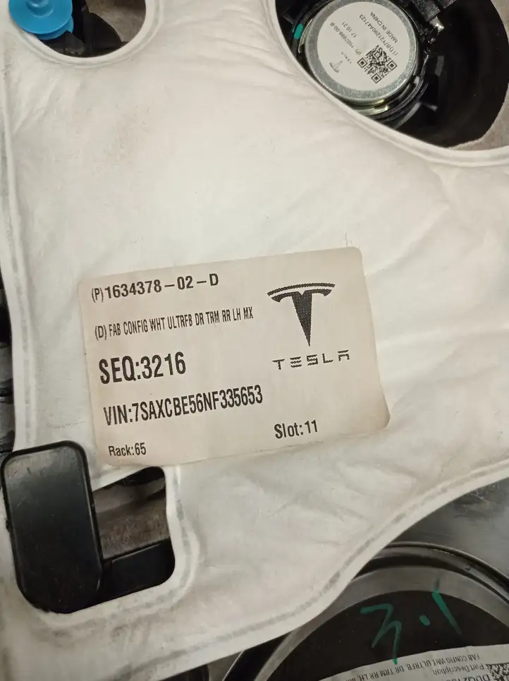 Tesla Model X (2015 - 2021) 105800422I Обшивка задней двери — фото 1