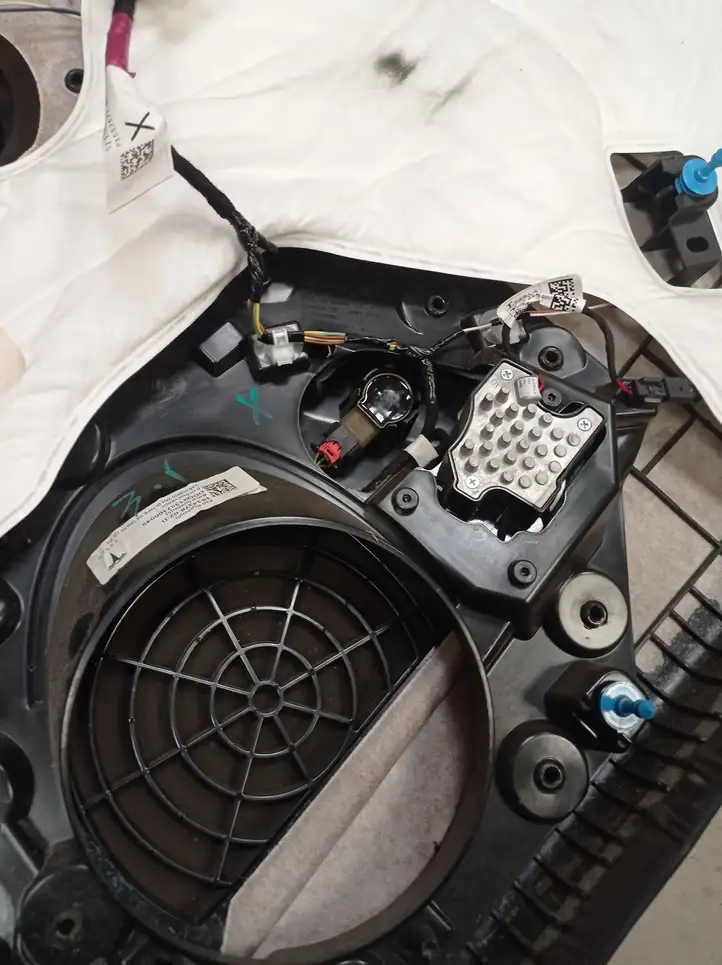 Tesla Model X (2015 - 2021) 105800422I Обшивка задней двери — фото 2