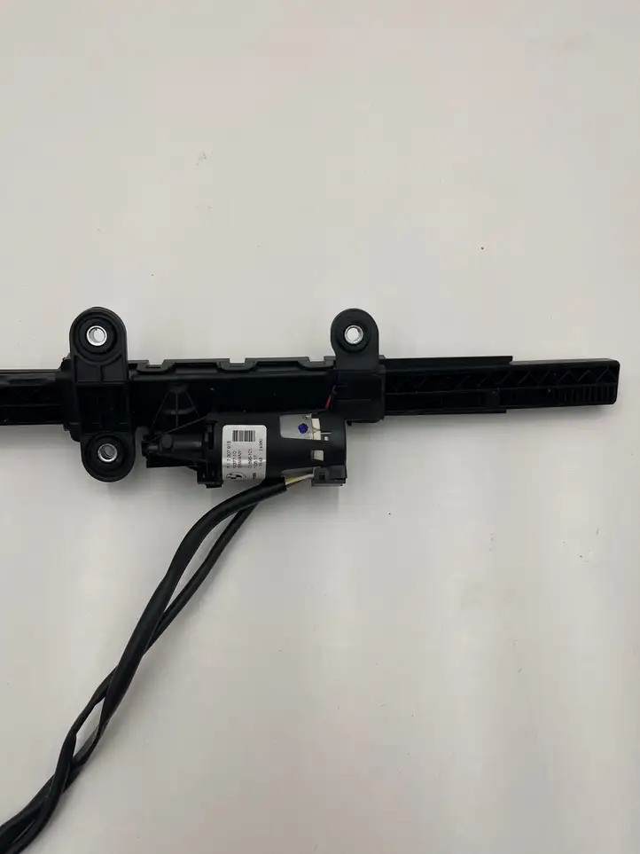 BMW 4 F32 F33 (2013 - 2017) 72117307915 Электродвигатель регулировки ремня безопасности — фото 4
