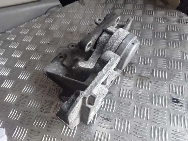 Nissan Qashqai (2006 - 2010) 11220JD700 Опора двигателя — фото 1