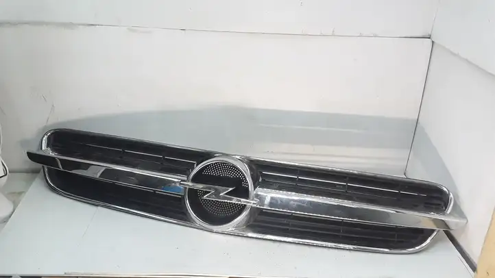 Opel Vectra C (2002 - 2005) 13139871 Передняя решетка — фото 1