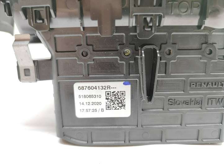 Dacia Sandero (2016 - )  687604132R Боковая воздушный дефлектор