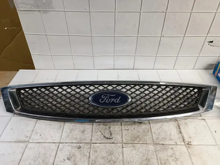 Ford Focus (2005 - 2008) 4S418200 Передняя решетка — фото 1
