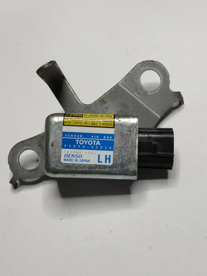 Toyota RAV 4 (XA20) (2000 - 2005) 8983042020 Датчик удара SRS — фото 1
