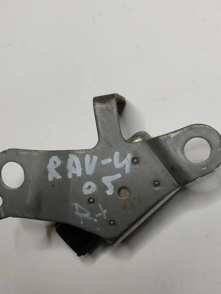 Toyota RAV 4 (XA20) (2000 - 2005) 8983042020 Датчик удара SRS — фото 2