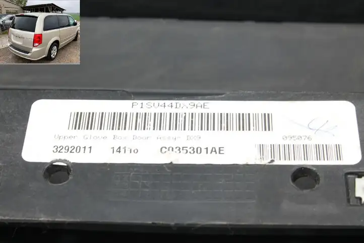 Dodge Grand Caravan (2007 - 2020) P1SV44DX9AE Крышка бардачка — фото 3