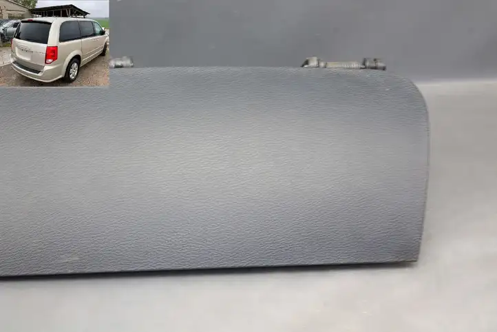 Dodge Grand Caravan (2007 - 2020) P1SV44DX9AE Крышка бардачка — фото 6