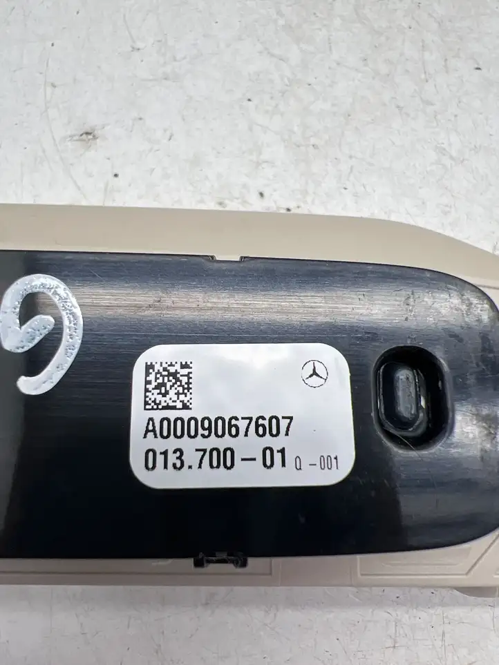Mercedes-Benz GLE W167 (2019 - ) A0009067607 Комплект потолочных ручек — фото 4