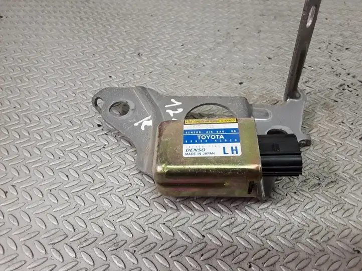 Toyota RAV 4 (XA20) (2000 - 2005) 8983442020 Датчик удара SRS — фото 1