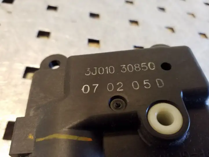 Nissan Qashqai (2006 - 2010) 3J01030850 Двигатель задвижки потока воздуха — фото 2