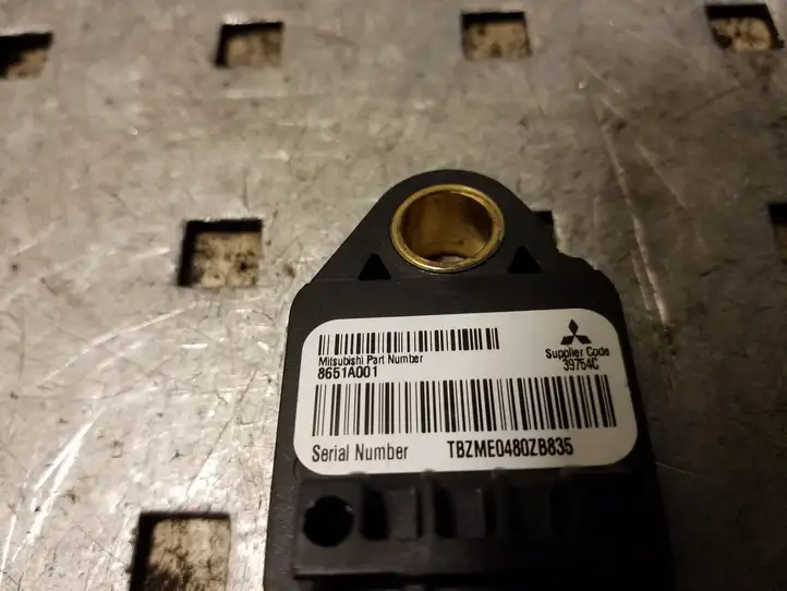 Mitsubishi Outlander (2007 - 2012) 8651A001 Датчик удара SRS — фото 2
