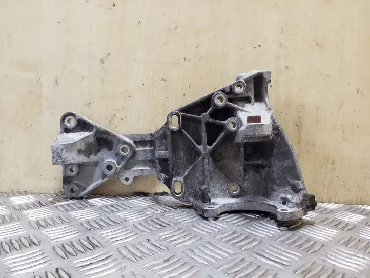 Volvo S60 (2004 - 2010) 31316673 Кронштейн генератора — фото 1