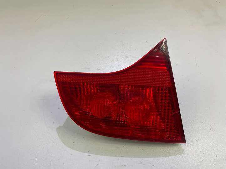 Audi A4 (2004 - 2009)  8E9945093 Задний фонарь в крышке багажника