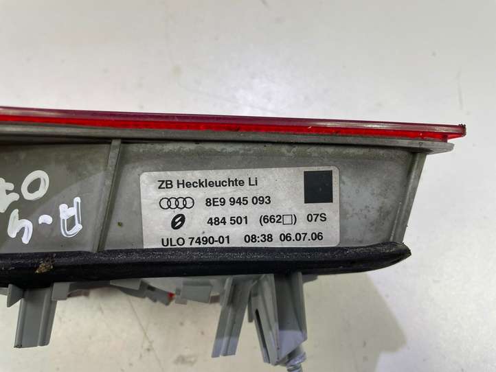 Audi A4 (2004 - 2009)  8E9945093 Задний фонарь в крышке багажника