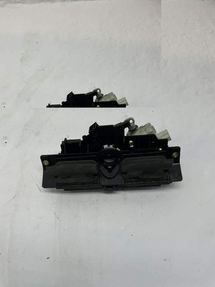 Audi A6 (2001 - 2004)  8D9827565H Ручка задней крышки