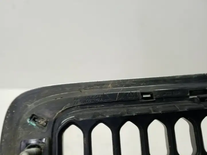Jeep Cherokee (2013 - 2017) 68303626AA Передняя решетка — фото 2