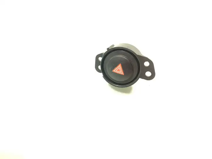 Toyota Aygo AB40 (2018 - 2021) 15B424 Включатель аварийных фонарей — фото 1