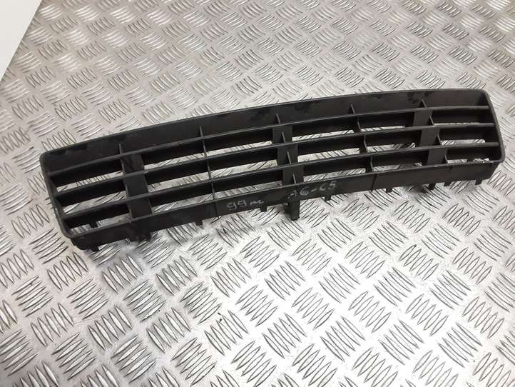 Audi A6 (2001 - 2004)  4B0807683F Нижняя решётка (из трех частей)