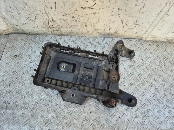 Seat Leon (1P) (2005 - 2012) 1K0915333 Площадка аккумулятора — фото 1