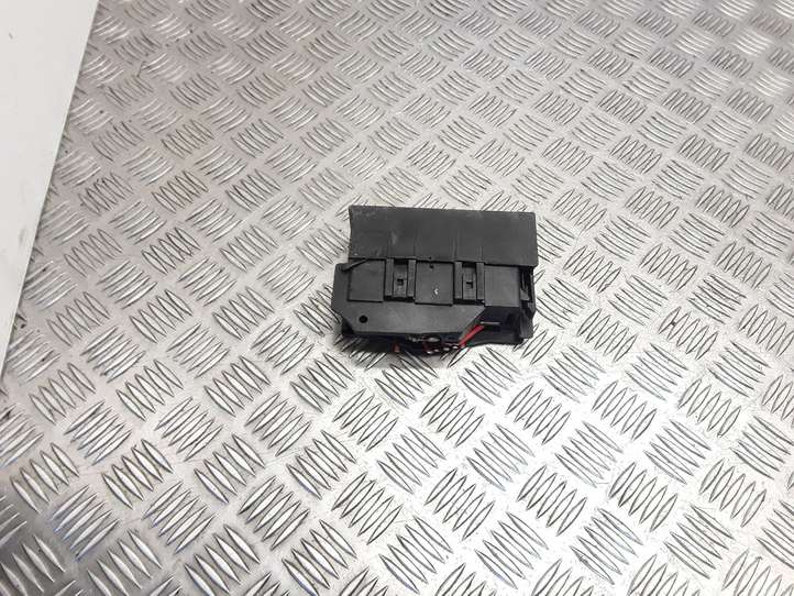 Opel Meriva (2002 - 2006)  90589541 Блок предохранителей