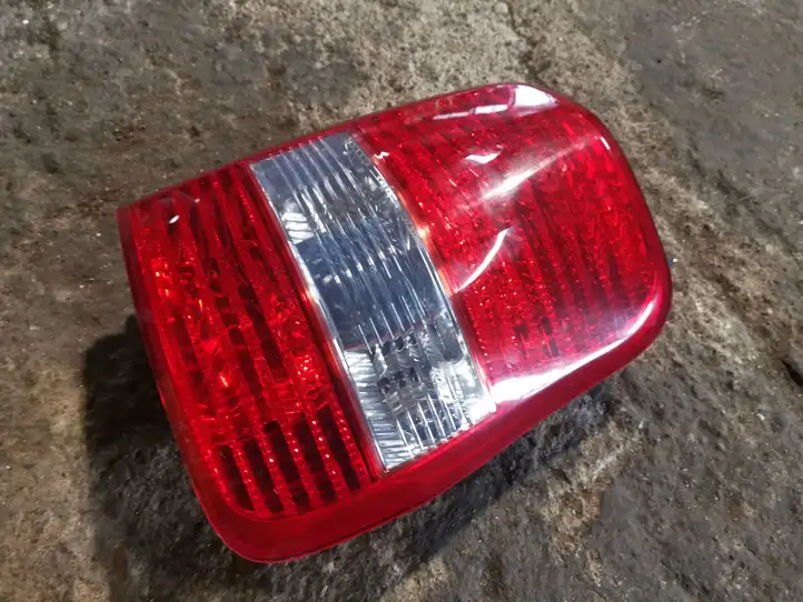 Kia Carnival (2002 - 2006) Задний фонарь в кузове — фото 3