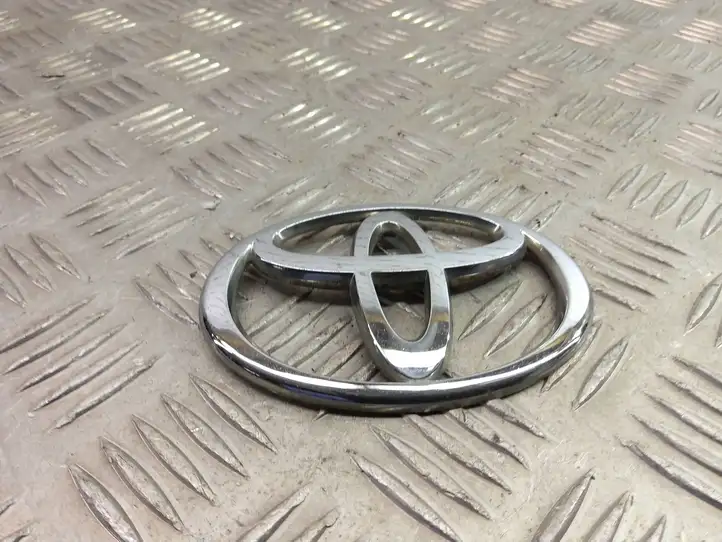 Toyota Corolla E120 E130 (2004 - 2007) Эмблема производителя — фото 2
