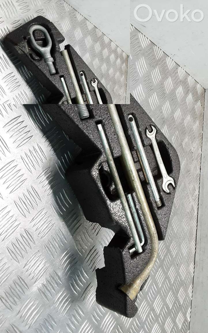 Volkswagen Touareg I (2002 - 2010)  7L0012113 Комплект инструментов