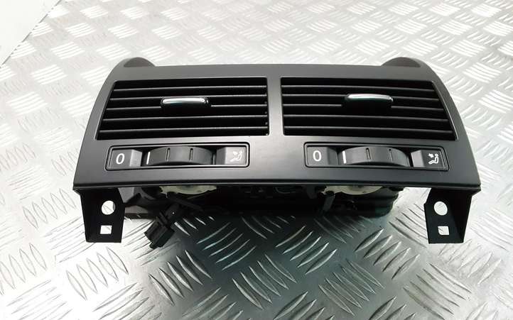 Volkswagen Touareg I (2002 - 2010)  7L6819727 Центральный дефлектор