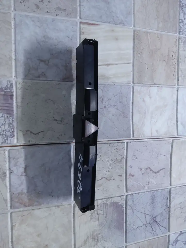 Opel Astra H (2004 - 2009) 13100105 Включатель аварийных фонарей — фото 1