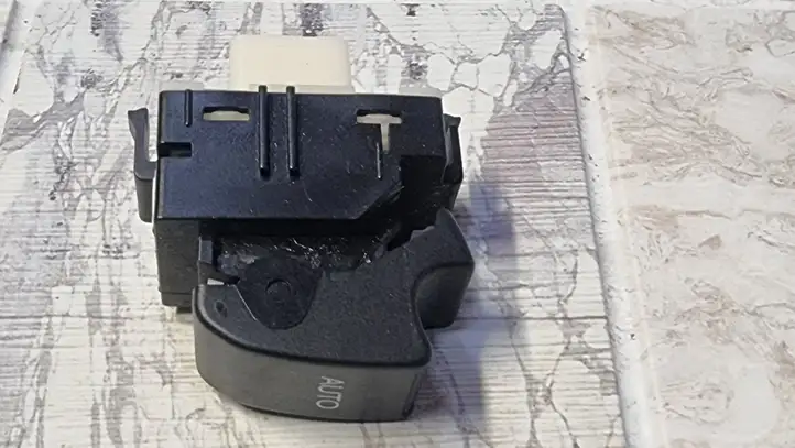 Toyota Avensis T250 (2003 - 2006) 37080A232B03 Блок кнопок стеклоподъемников — фото 2