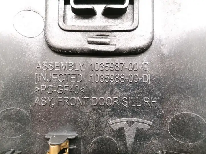 Tesla Model X (2015 - 2021) 1035987-00-G Внутренняя отделка переднего порога — фото 2