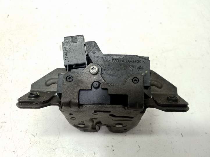 Opel Astra (2009 - 2012)  13587646 Замок задней крышки