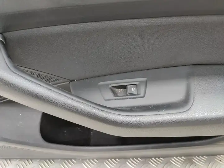 Volkswagen PASSAT B8 (2015 - ) Обшивка передней двери — фото 2