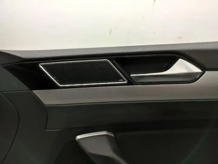 Volkswagen PASSAT B8 (2015 - ) Обшивка передней двери — фото 5