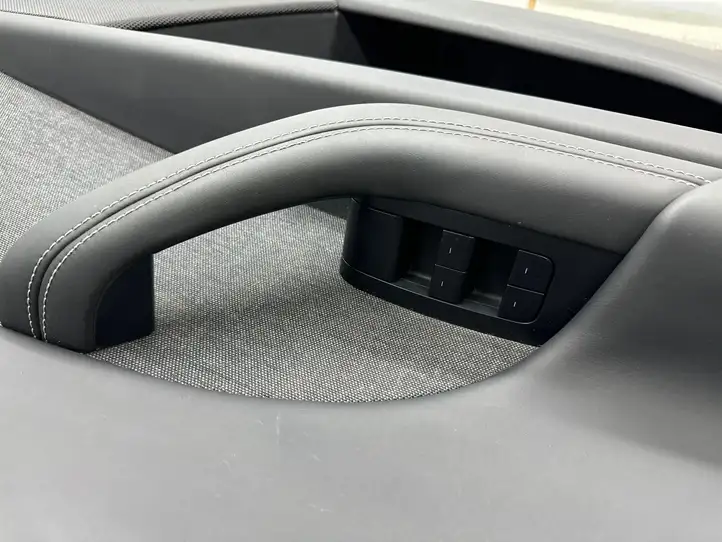 Tesla Model X (2021 - ) 163437801M Обшивка передней двери — фото 4