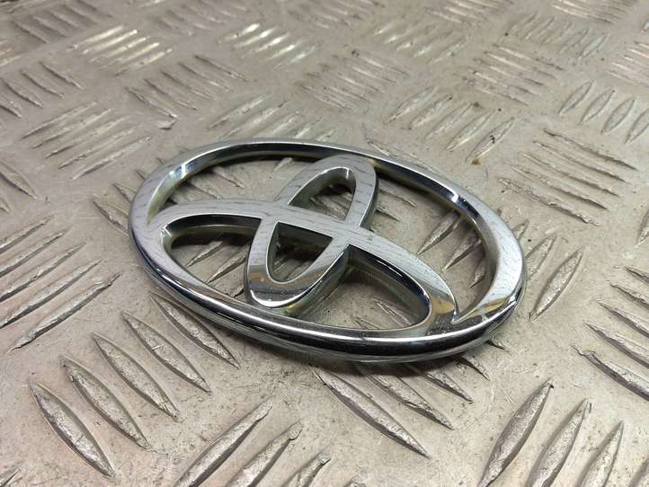 Toyota Corolla E120 E130 (2004 - 2007)   Значок производителя / буквы модели