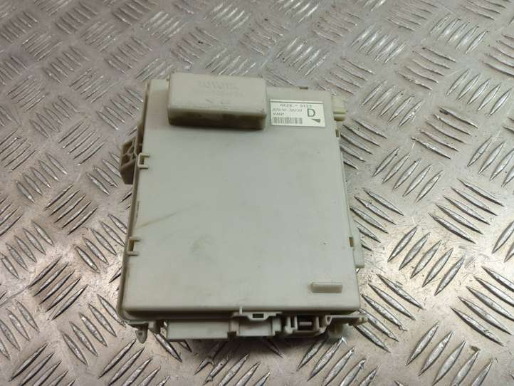 Lexus GS 300 350 430 450h (2004 - 2007)  82670-30230 Блок предохранителей