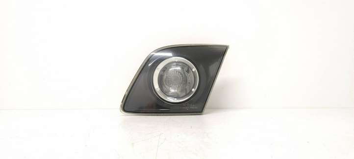 Mazda 3 (2003 - 2006)  P2913 Задний фонарь в крышке багажника