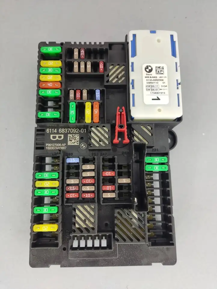 BMW 5 G30 G31 (2016 - ) 683709201 Блок предохранителей — фото 1