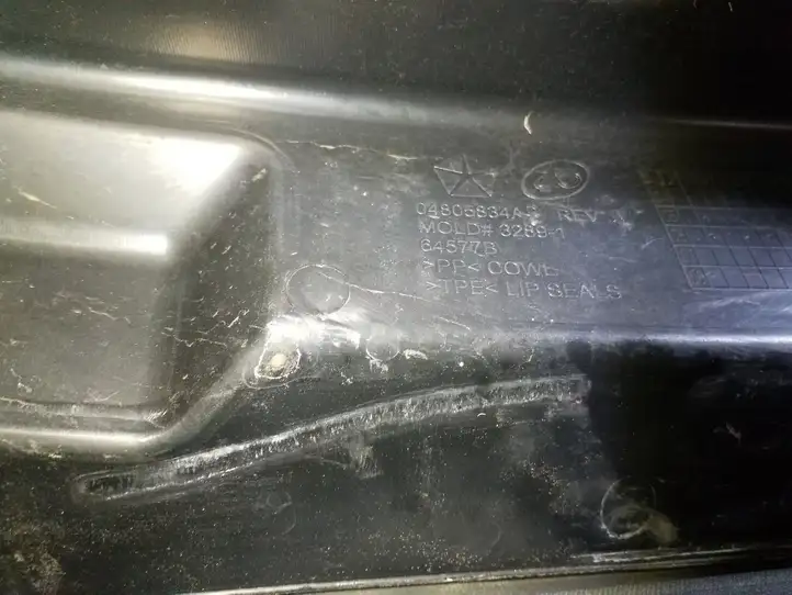Chrysler 300 - 300C (2005 - 2011) 04805834AC Жабо стеклоочистителей — фото 2
