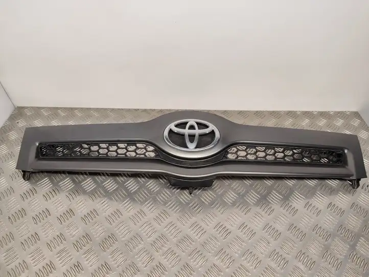 Toyota Corolla Verso AR10 (2004 - 2009) 531110F020 Верхняя решетка радиатора — фото 1