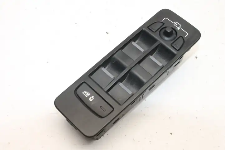 Land Rover Discovery Sport (2014 - 2019) FK7214540AC Кнопка фаркопа в багажнике — фото 1