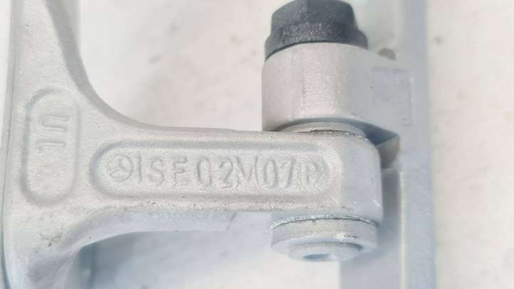 Mercedes-Benz C W203 (2000 - 2007)  ISE02M07 Нижняя петля передней двери