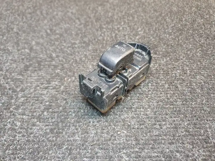 Toyota Corolla Verso E121 (2001 - 2004) 8403013031 Блок кнопок стеклоподъемников — фото 1