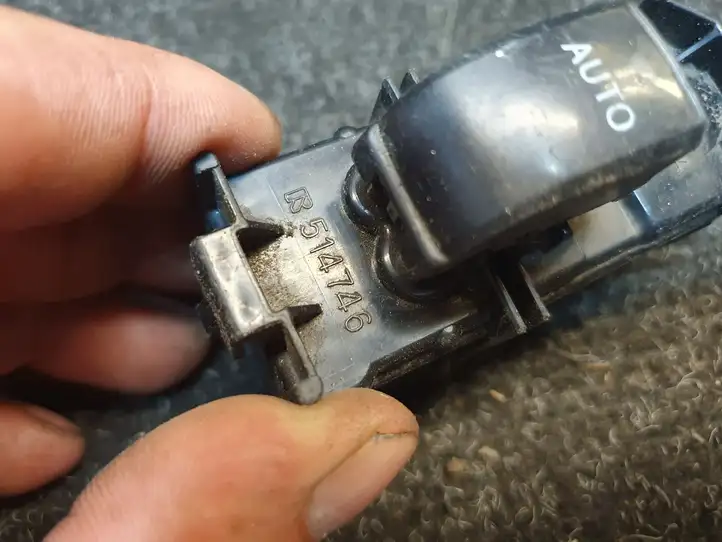 Toyota Corolla Verso E121 (2001 - 2004) 8403013031 Блок кнопок стеклоподъемников — фото 2