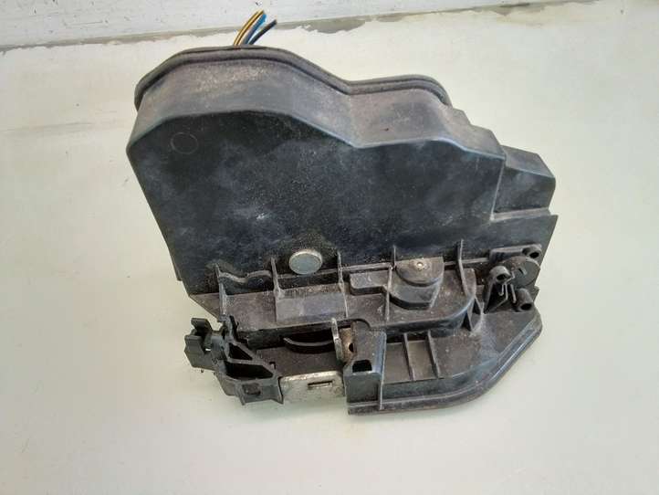 BMW 5 E60 E61 (2004 - 2010)  7151629 Замок задней двери