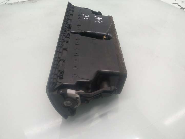 Audi A4 (2000 - 2006)  8E0820951H Центральный дефлектор