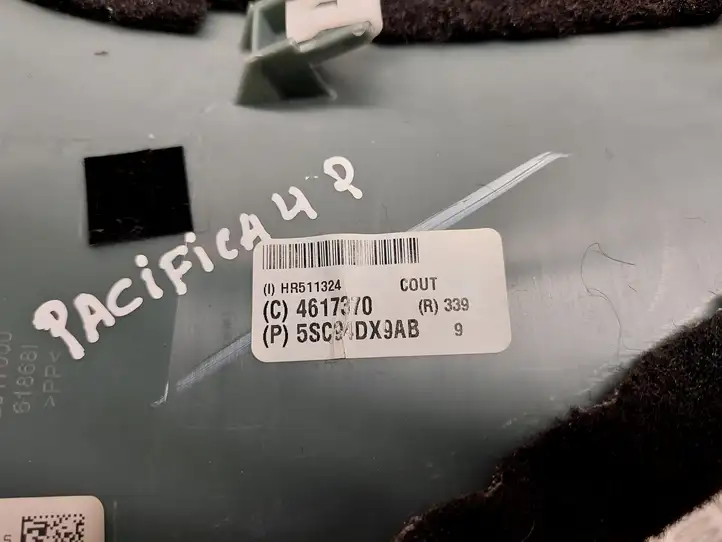 Chrysler Pacifica (2016 - ) 5SC94DX9AB Другая деталь консоли (туннеля) — фото 2
