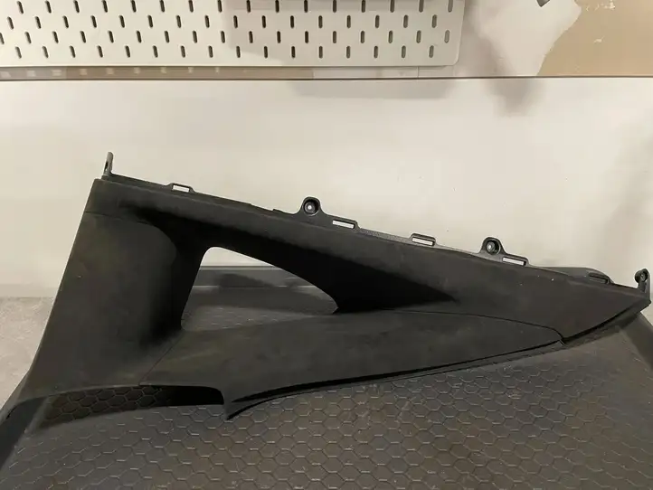 Tesla Model X (2015 - 2021) Q8172031700103 Обшивка стойки A — фото 1